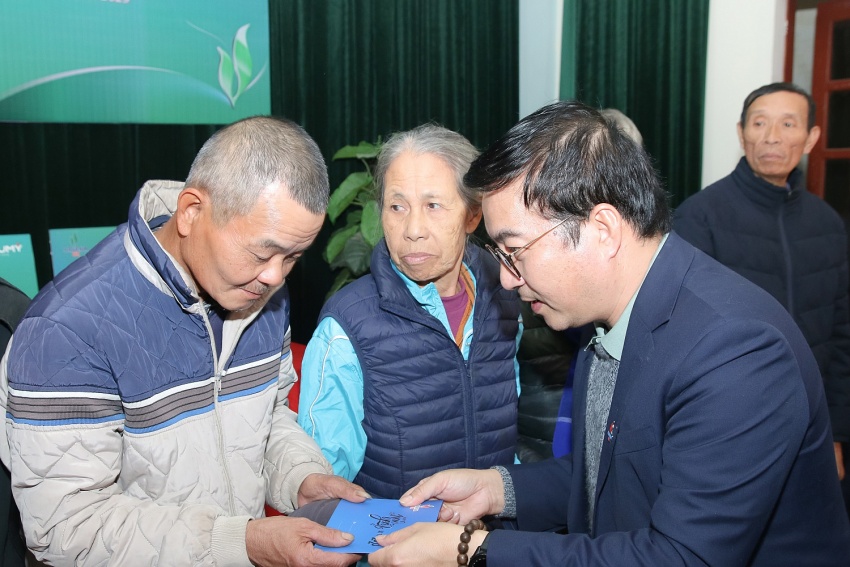 Ông Nguyễn Việt Thắng trực tiếp trao những món quà đến bà con xã An Thọ Ông Nguyễn Việt Thắng trực tiếp trao những món quà đến bà con xã An Thọ