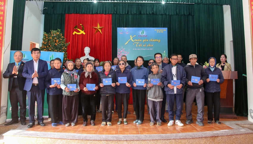 Ông Lê Xuân Huyên và ông Nguyễn Việt Thắng tặng quà cho các hộ gia đình có hoàn cảnh đặc biệt. Ông Lê Xuân Huyên và ông Nguyễn Việt Thắng tặng quà cho các hộ gia đình có hoàn cảnh đặc biệt.