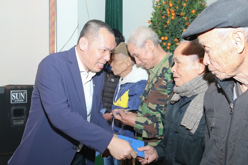 Ông Trần Thái Bảo trao quà cho bà con xã An Thọ. Ông Trần Thái Bảo trao quà cho bà con xã An Thọ.