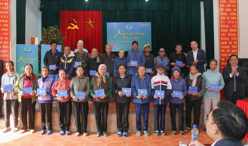 Ông Trần Thái Bảo và ông Nguyễn Duy Nhiên đại diện trao quà cho bà con. Ông Trần Thái Bảo và ông Nguyễn Duy Nhiên đại diện trao quà cho bà con.