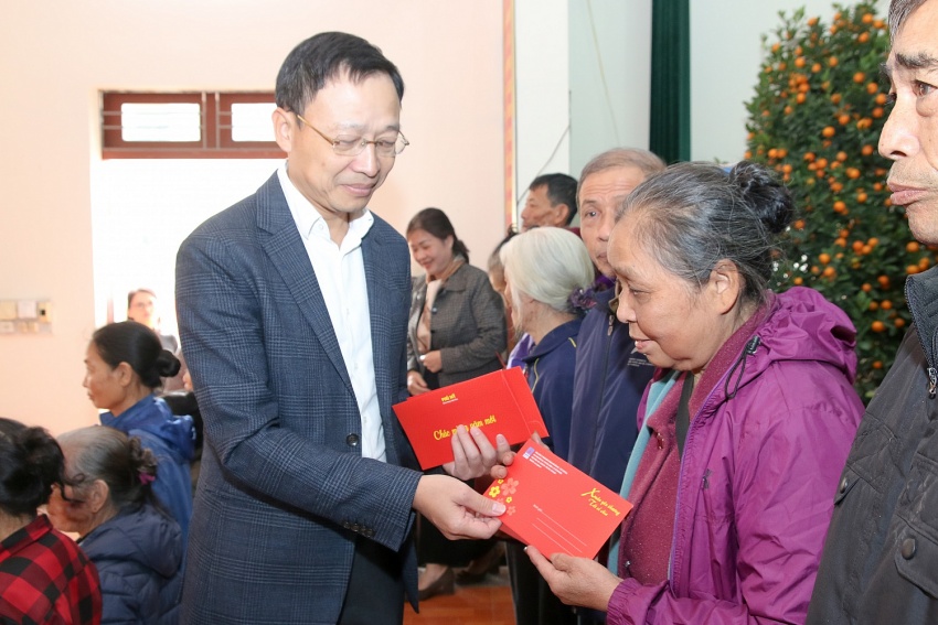 Ông Phan Công Thành gửi những hỗ trợ đến tận tay những hộ gia đình có hoàn cảnh khó khăn tại xã An Thọ Ông Phan Công Thành gửi những hỗ trợ đến tận tay những hộ gia đình có hoàn cảnh khó khăn tại xã An Thọ