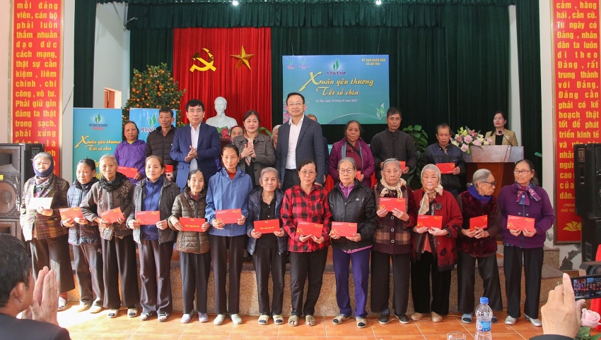 Ông Lê Xuân Huyên và ông Phan Công Thành trao quà hỗ trợ bà con. Ông Lê Xuân Huyên và ông Phan Công Thành trao quà hỗ trợ bà con.