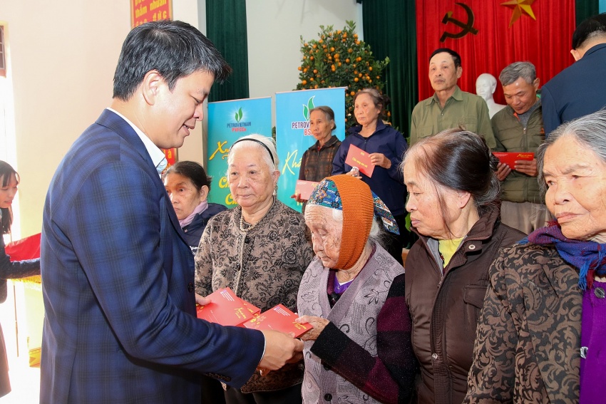 Ông Vũ An gửi tới bà con những phần quà hỗ trợ trong chương trình. Ông Vũ An gửi tới bà con những phần quà hỗ trợ trong chương trình.