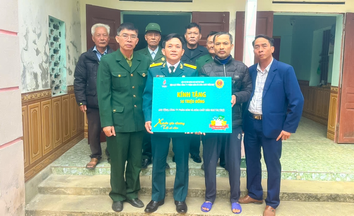 Đồng chí Lương Phương – Phó Chủ tịch Hội CCB Tổng công ty Phân bón và Hóa chất Dầu khí và đồng chí Lường Quốc Ninh – Chủ tịch Hội nạn nhân chất độc Da cam - Dioxin trao tặng quà nghĩa tình cho gia đình đồng chí Đỗ Viết Xuyên. Đồng chí Lương Phương – Phó Chủ tịch Hội CCB Tổng công ty Phân bón và Hóa chất Dầu khí và đồng chí Lường Quốc Ninh – Chủ tịch Hội nạn nhân chất độc Da cam - Dioxin trao tặng quà nghĩa tình cho gia đình đồng chí Đỗ Viết Xuyên.