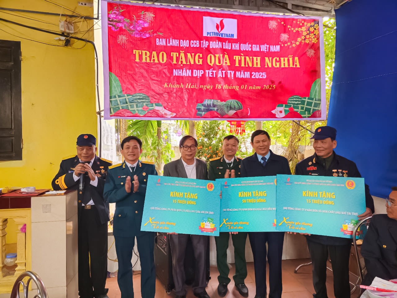 Đồng chí Lê Quang Toán và đồng chí Lương Phương trao quà nghĩa tình cho các CCB có hoàn cảnh khó khăn mắc bệnh hiểm nghèo. Đồng chí Lê Quang Toán và đồng chí Lương Phương trao quà nghĩa tình cho các CCB có hoàn cảnh khó khăn mắc bệnh hiểm nghèo.