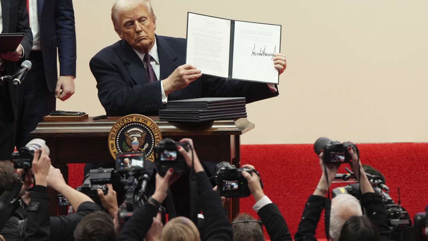 Thuế quan dầu của ông Trump là cơ hội cho châu Âu và châu Á Thuế quan dầu của ông Trump là cơ hội cho châu Âu và châu Á