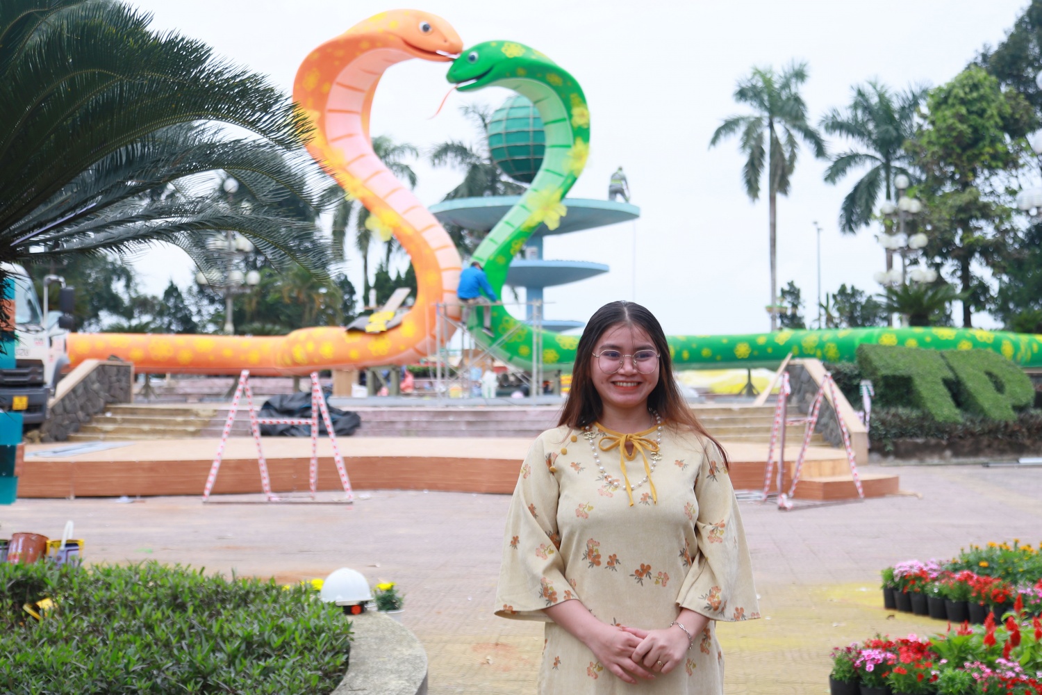 Các bạn trẻ thích thú chụp hình cùng đôi rắn hình trái tim tại công viên Ba Tơ. Các bạn trẻ thích thú chụp hình cùng đôi rắn hình trái tim tại công viên Ba Tơ.