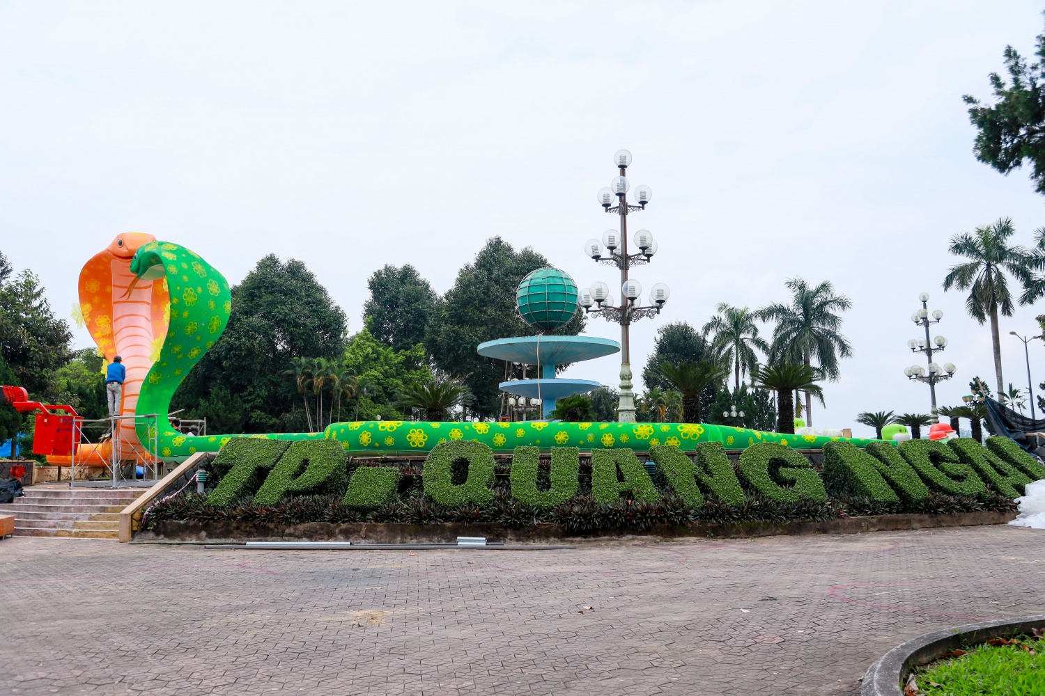 Đôi linh vật rắn được đặt tại cổng chính vào công viên Ba Tơ. Dự kiến, cặp linh vật rắn này sẽ được đội thi công bàn giao cho UBND TP Quảng Ngãi vào ngày 24/1/2025. Đôi linh vật rắn được đặt tại cổng chính vào công viên Ba Tơ. Dự kiến, cặp linh vật rắn này sẽ được đội thi công bàn giao cho UBND TP Quảng Ngãi vào ngày 24/1/2025.