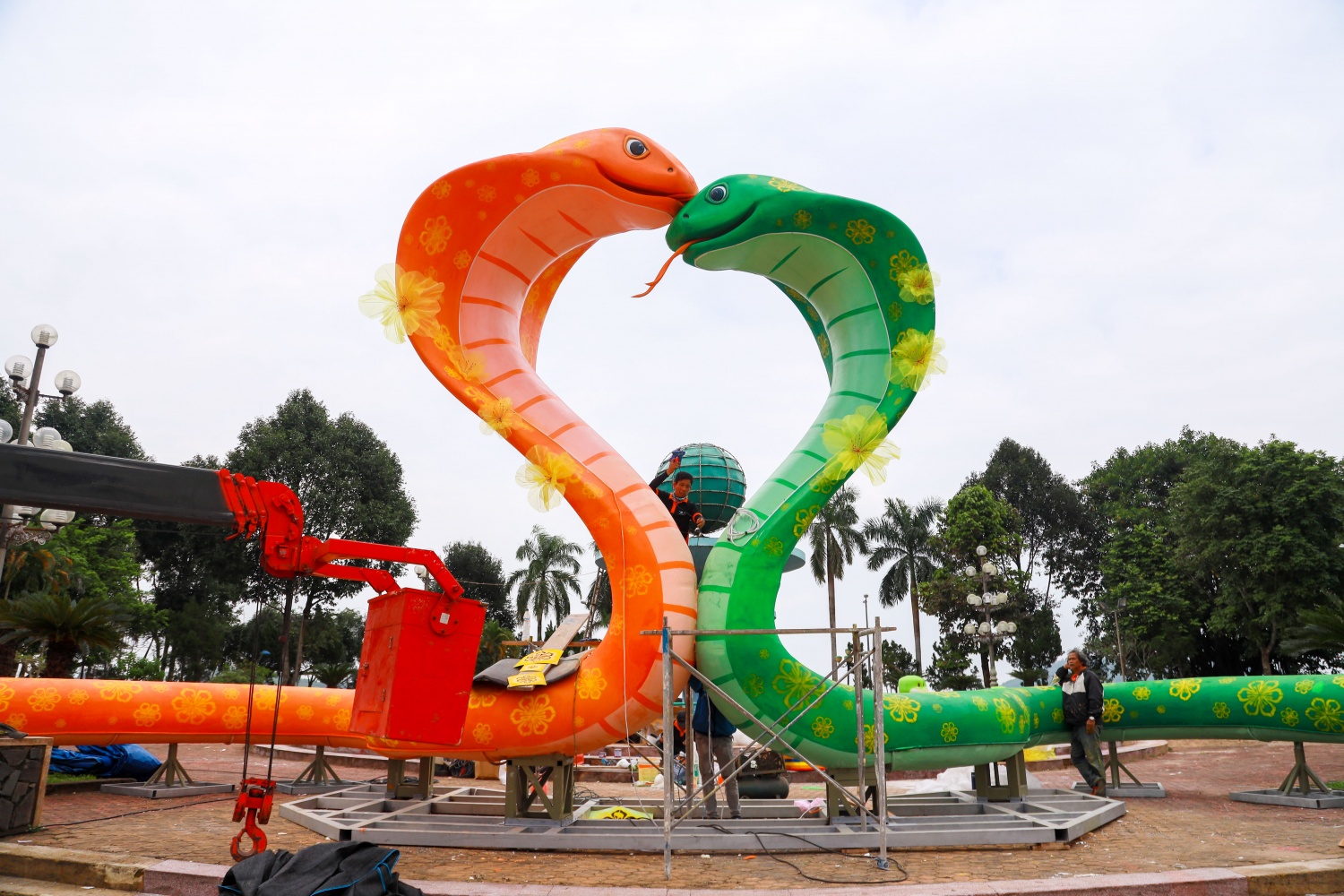 Đôi linh vật rắn tại Quảng Ngãi có tổng chiều dài là hơn 31m, với 2 màu nổi bật là màu cam và xanh lá. Đôi linh vật rắn tại Quảng Ngãi có tổng chiều dài là hơn 31m, với 2 màu nổi bật là màu cam và xanh lá.