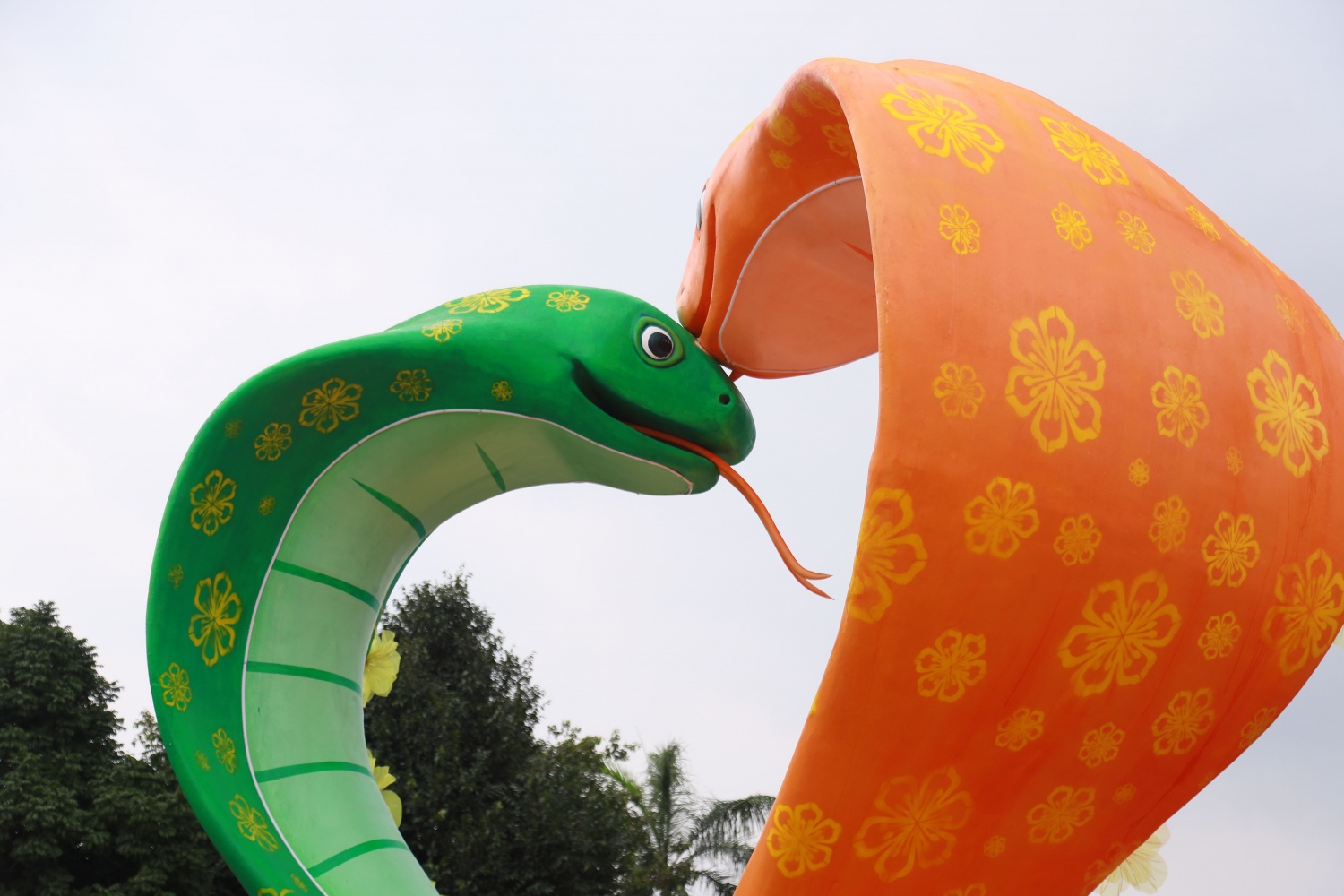 Trên phần thân, “cặp rắn cảnh” được in hình hoa màu vàng, tô điểm thêm các bông hoa bằng vải ở phần đầu. Đôi rắn được thiết kế chụm đầu vào nhau, tình hình trái tim độc đáo. Trên phần thân, “cặp rắn cảnh” được in hình hoa màu vàng, tô điểm thêm các bông hoa bằng vải ở phần đầu. Đôi rắn được thiết kế chụm đầu vào nhau, tình hình trái tim độc đáo.