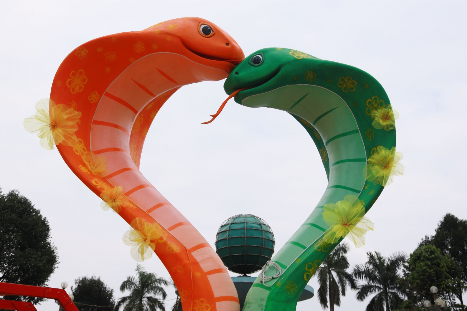 Ông Nguyễn Quang Phương – Chịu trách nhiệm thi công đôi linh vật rắn cho biết, đôi rắn được tạo hình từ xốp và khung sắt. “Rất may mắn thời tiết Quảng Ngãi đã ưu ái anh em thi công, sớm hoàn thiện đôi linh vật rắn này. Hy vọng mọi người đến tham quan, chiêm ngưỡng sẽ thích thú với tạo hình rắn của tỉnh Quảng Ngãi năm nay”, anh Phương chia sẻ. Ông Nguyễn Quang Phương – Chịu trách nhiệm thi công đôi linh vật rắn cho biết, đôi rắn được tạo hình từ xốp và khung sắt. “Rất may mắn thời tiết Quảng Ngãi đã ưu ái anh em thi công, sớm hoàn thiện đôi linh vật rắn này. Hy vọng mọi người đến tham quan, chi
