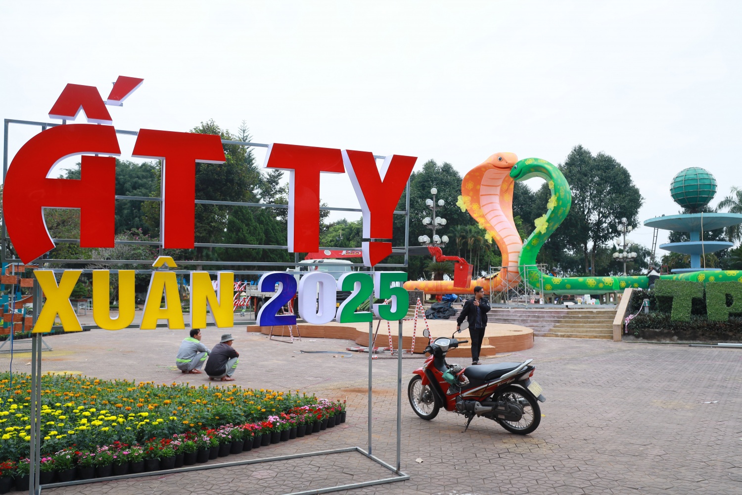 Đến nay, đôi rắn đã gần hoàn thiện để người dân và du khách đến tham qua, chiêm ngưỡng. Đến nay, đôi rắn đã gần hoàn thiện để người dân và du khách đến tham qua, chiêm ngưỡng.