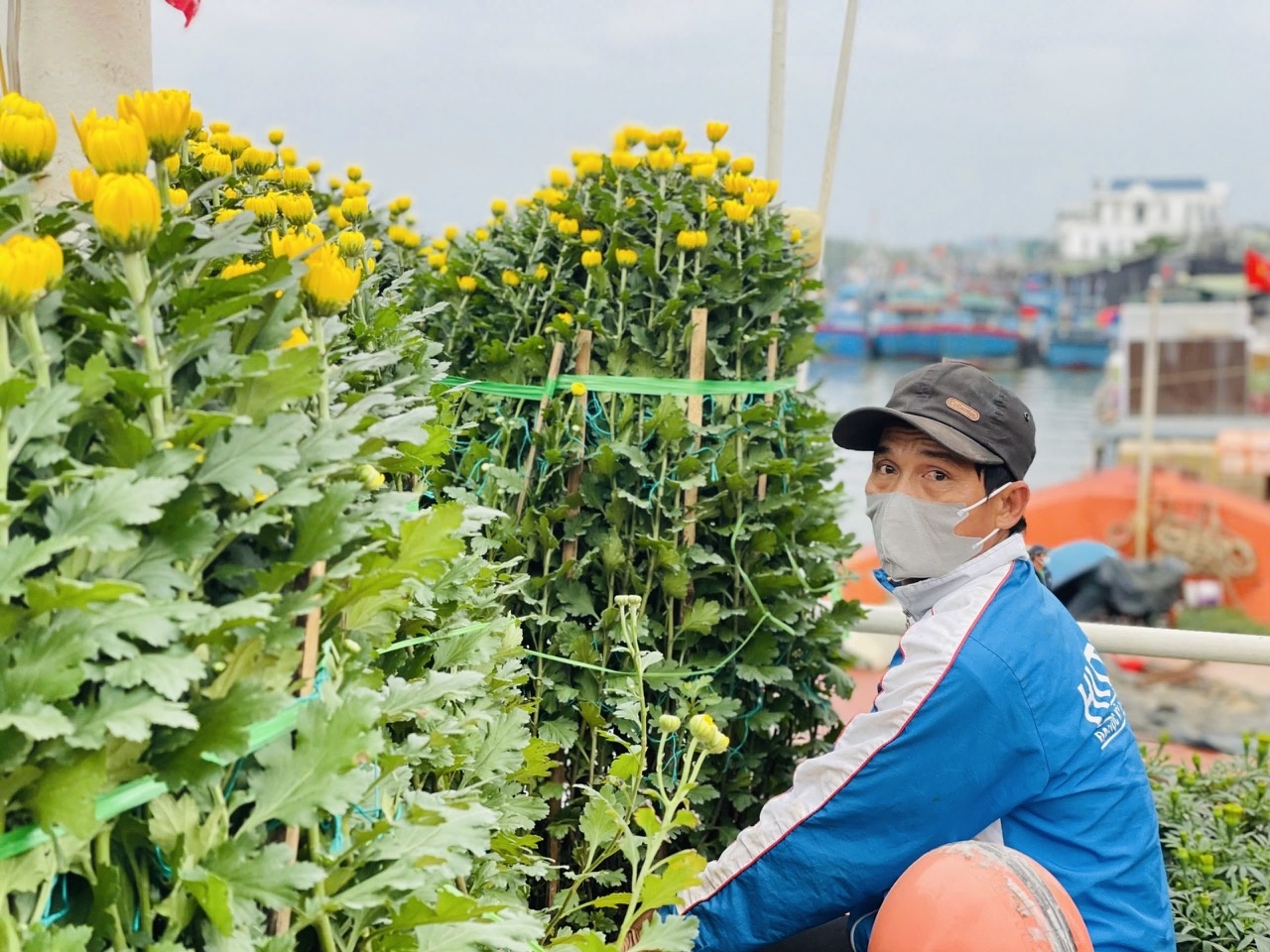 Những ngày cận tết Nguyên đán Ất Tỵ 2025, những chuyến tàu vận tải hàng hoá tuyến Sa Kỳ - Lý Sơn liên tục hoạt động với hơn 200 tấn hàng mỗi ngày.