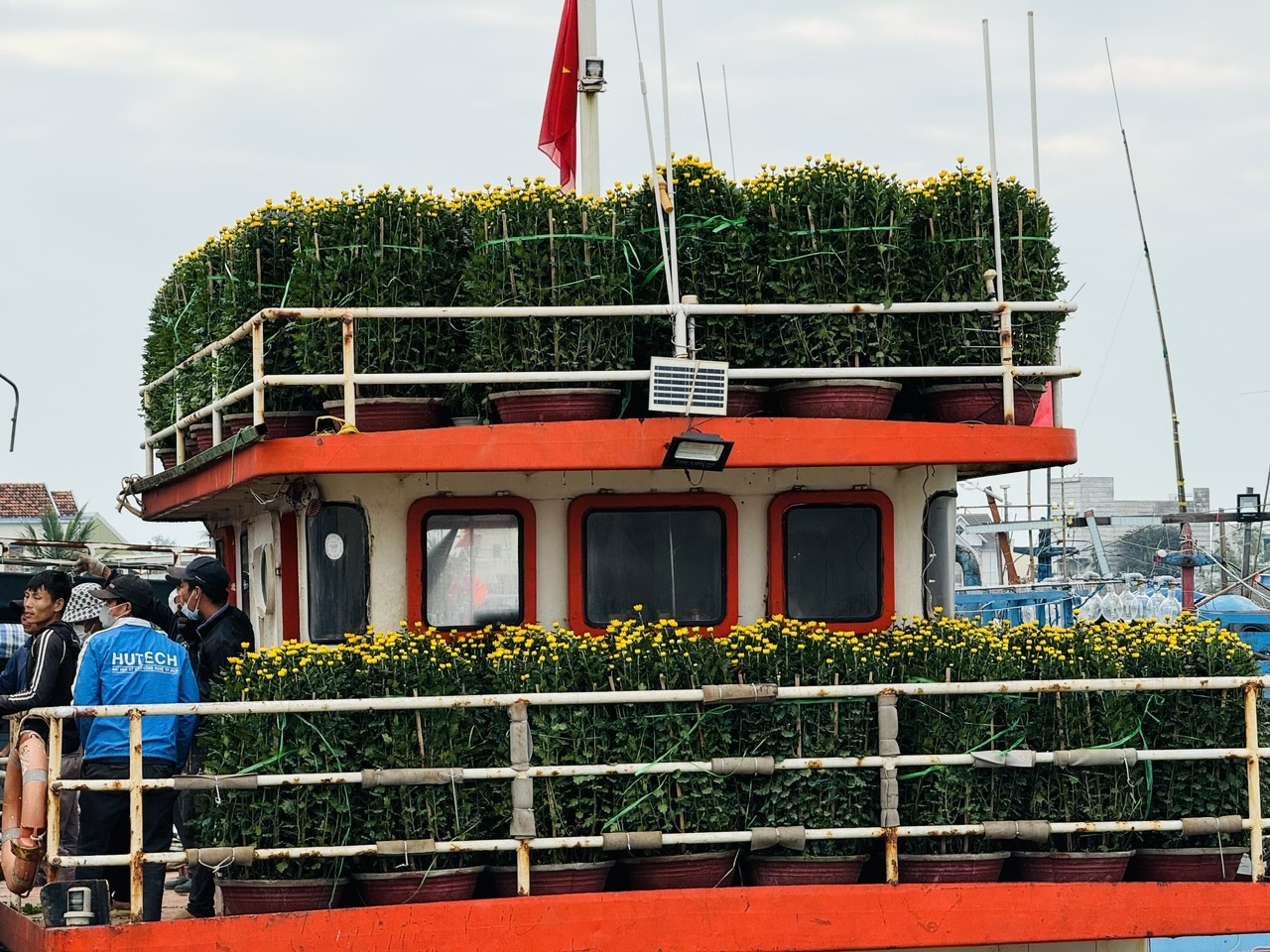 “Sắc Xuân” ngập tràn trên những chuyến tàu chở hàng ra đảo Lý Sơn.