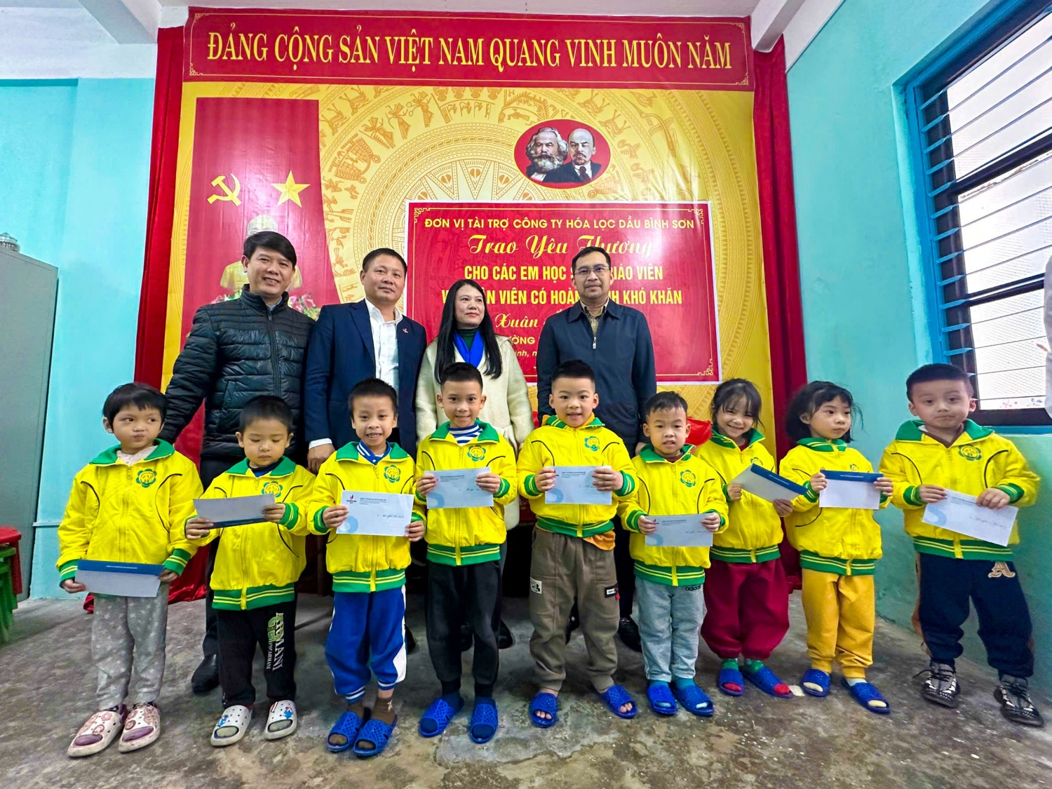 Ông Bùi Ngọc Dương – Chủ tịch HĐQT BSR (thứ 2 từ trái sang) trao quà Tết cho các em học sinh có hoàn cảnh khó khăn. Ông Bùi Ngọc Dương – Chủ tịch HĐQT BSR (thứ 2 từ trái sang) trao quà Tết cho các em học sinh có hoàn cảnh khó khăn.