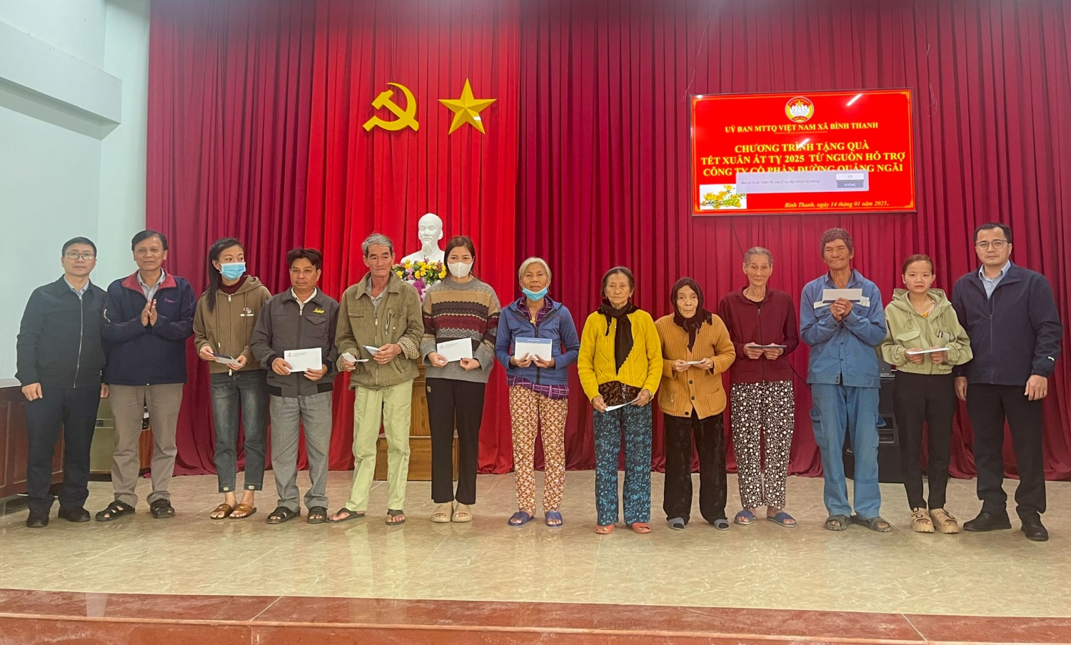 Đại diện BSR tổ chức trao quà tết cho bà con trên địa bàn huyện Bình Sơn, Quảng Ngãi. Đại diện BSR tổ chức trao quà tết cho bà con trên địa bàn huyện Bình Sơn, Quảng Ngãi.