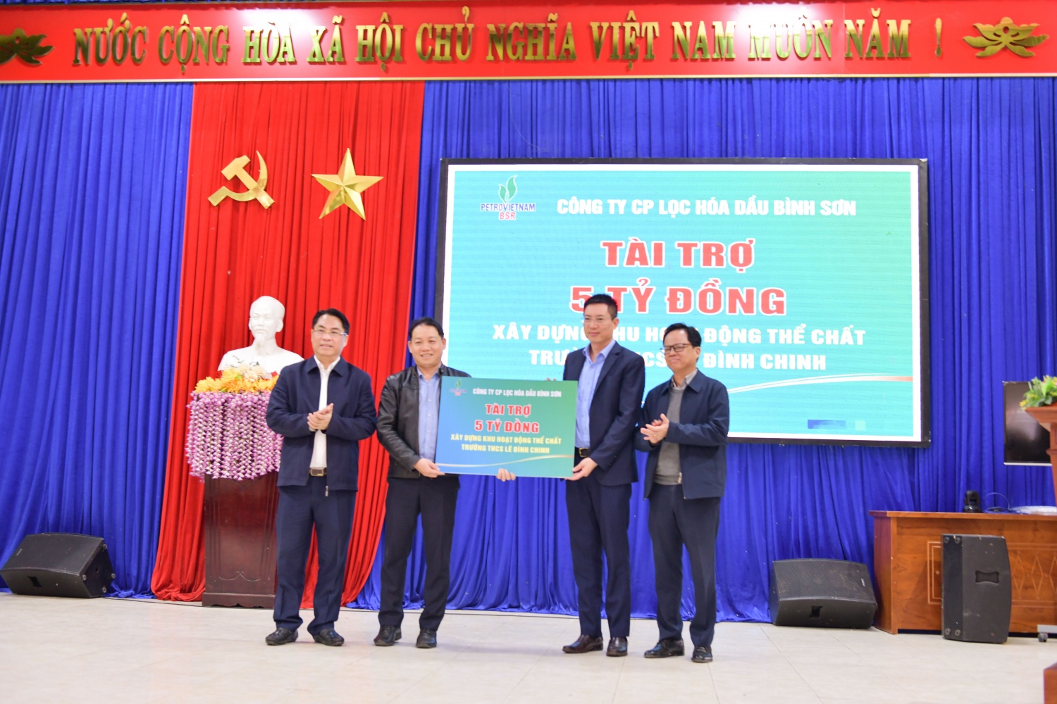 Ông Nguyễn Văn Hội – Thành viên HĐQT (ngoài cũng bên trái) và ông Mai Tuấn Đạt – Phó Tổng Giám đốc BSR (thứ 2 từ phải qua) tặng biển tượng trưng hỗ trợ cho Trường THCS Lê Trung Chinh (huyện Thăng Bình, Quảng Nam). Ông Nguyễn Văn Hội – Thành viên HĐQT (ngoài cũng bên trái) và ông Mai Tuấn Đạt – Phó Tổng Giám đốc BSR (thứ 2 từ phải qua) tặng biển tượng trưng hỗ trợ cho Trường THCS Lê Trung Chinh (huyện Thăng Bình, Quảng Nam).
