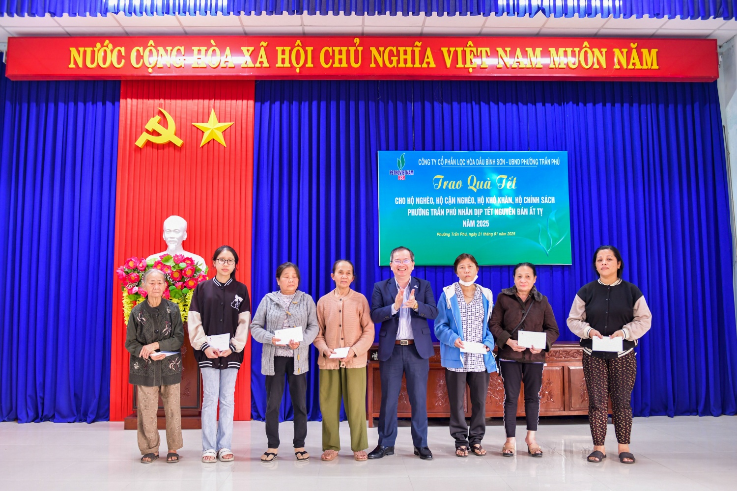 Ông Khương Lê Thành - Thành viên HĐQT BSR trao tặng các phần quà cho bà con người dân trên địa bàn TP Quảng Ngãi. Ông Khương Lê Thành - Thành viên HĐQT BSR trao tặng các phần quà cho bà con người dân trên địa bàn TP Quảng Ngãi.
