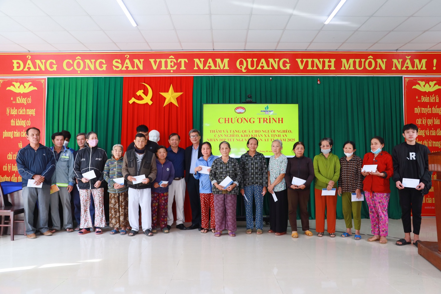Ông Hà Đổng - Thành viên HĐQT BSR (đeo kính, đứng giữa) trao các phần quà cho hộ nghèo, gia đình khó khăn của xã Tịnh An, TP Quảng Ngãi. Ông Hà Đổng - Thành viên HĐQT BSR (đeo kính, đứng giữa) trao các phần quà cho hộ nghèo, gia đình khó khăn của xã Tịnh An, TP Quảng Ngãi.