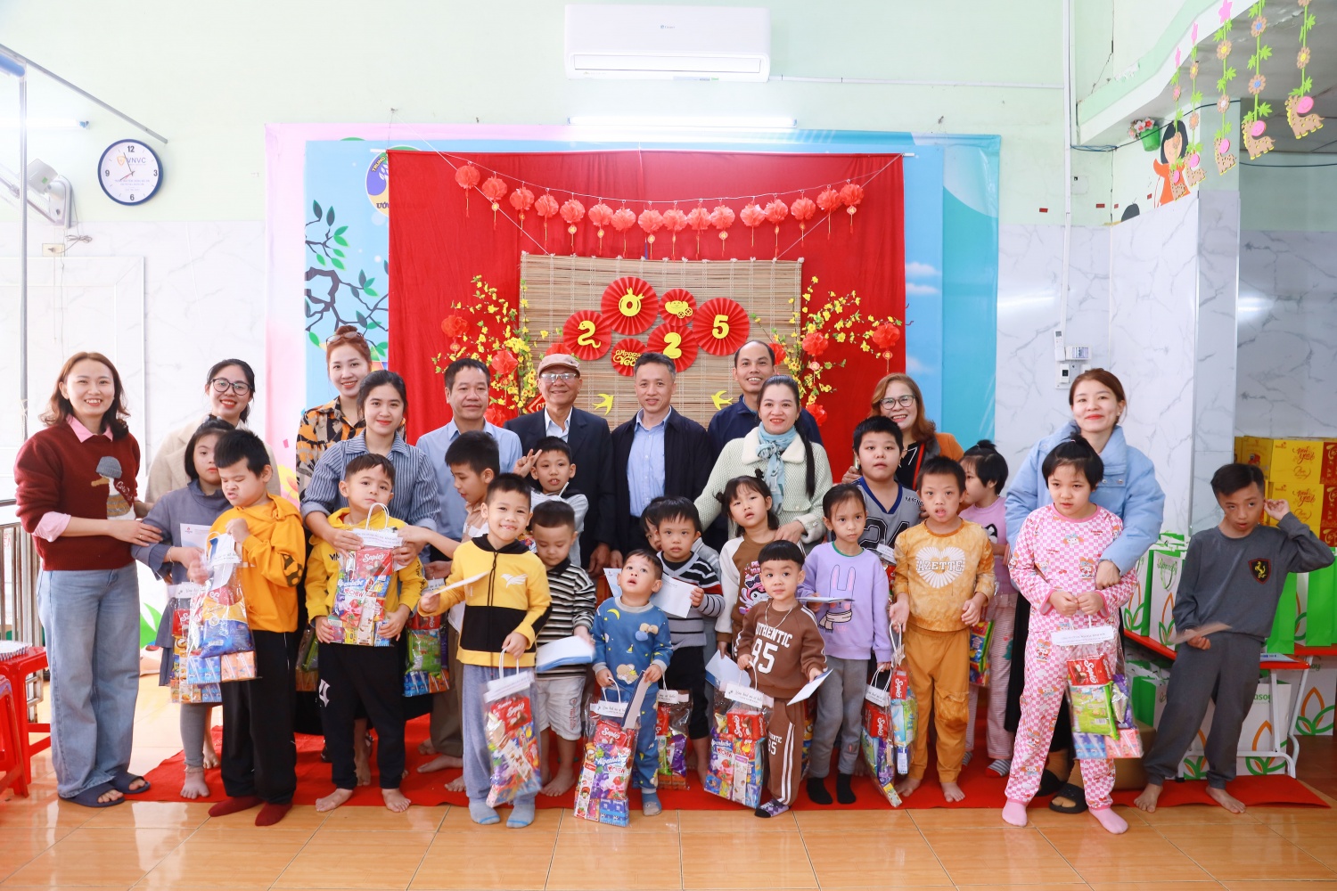Ông Hạng Anh Minh - Thành viên HĐQT BSR (áo vest xanh đen, đứng giữa) trao quà cho các em học sinh khuyết tật, chậm phát triển tại Trung tâm Can thiệp sớm và Giáo dục Trẻ khuyết tật Ước Mơ Xanh (Quảng Ngãi). Ông Hạng Anh Minh - Thành viên HĐQT BSR (áo vest xanh đen, đứng giữa) trao quà cho các em học sinh khuyết tật, chậm phát triển tại Trung tâm Can thiệp sớm và Giáo dục Trẻ khuyết tật Ước Mơ Xanh (Quảng Ngãi).