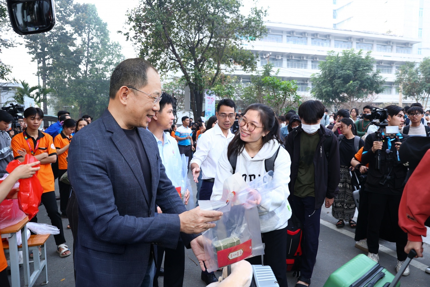 “Cùng PVOIL về quê đón Tết” - Hành trình đong đầy yêu thương “Cùng PVOIL về quê đón Tết” - Hành trình đong đầy yêu thương