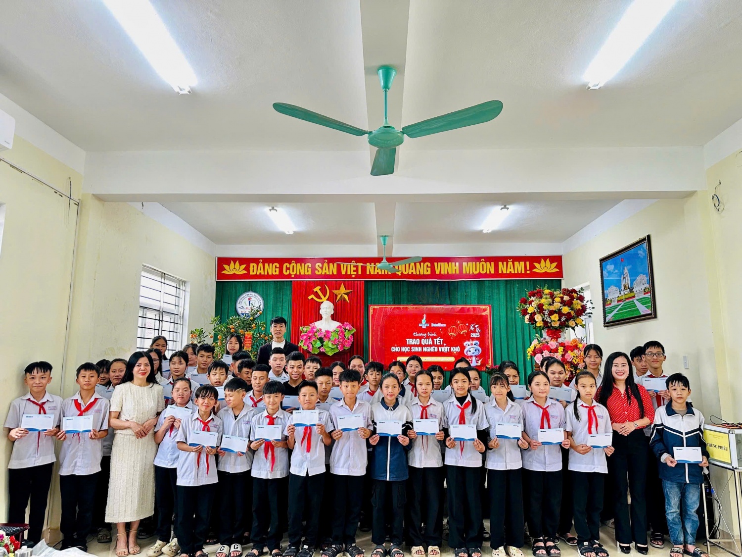 Tạp chí Năng lượng Mới - PetroTimes cùng BSR trao quà cho học sinh nghèo vượt khó tại Quảng Bình