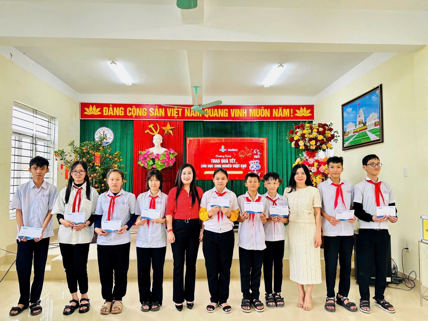 Tạp chí Năng lượng Mới - PetroTimes cùng BSR trao quà cho học sinh nghèo vượt khó tại Quảng Bình