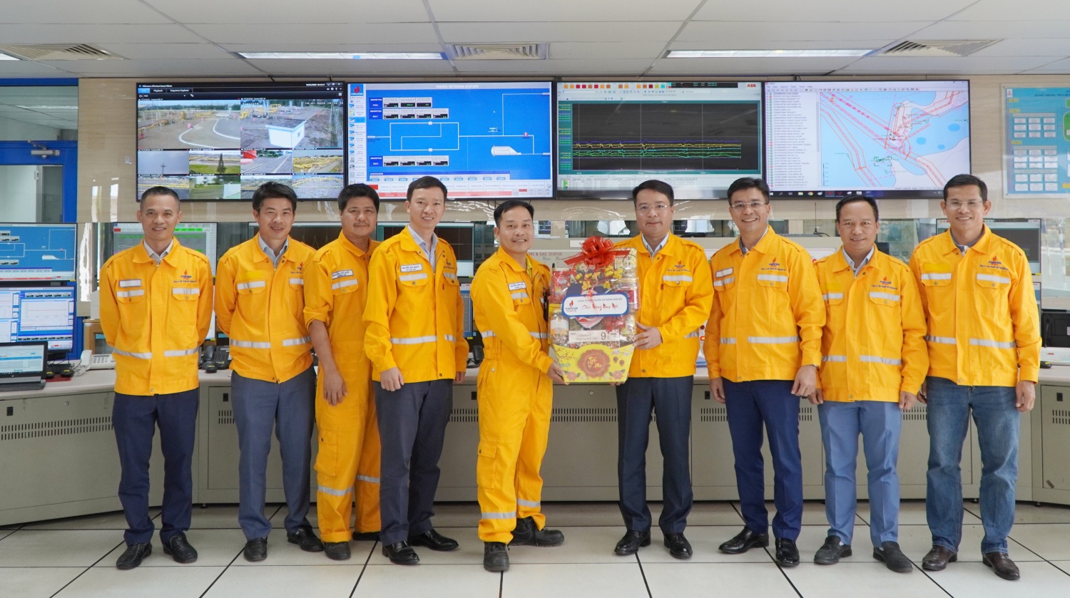 Lãnh đạo các đơn vị đến thăm hỏi, động viên CBCNV tại các điểm trực xuyên Tết Lãnh đạo các đơn vị đến thăm hỏi, động viên CBCNV tại các điểm trực xuyên Tết