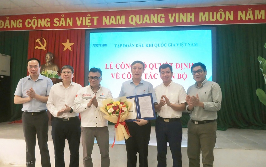 Trao quyết định bổ nhiệm Phó trưởng Ban QLDA Long Phú 1 Trao quyết định bổ nhiệm Phó trưởng Ban QLDA Long Phú 1
