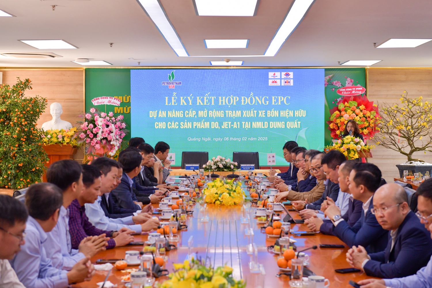 Toàn cảnh lễ ký kết hợp đồng EPC dự án nâng cấp, mở rộng trạm xuất xe bồn hiện hữu cho các sản phẩm DO, Jet-A1 của NMLD Dung Quất. Toàn cảnh lễ ký kết hợp đồng EPC dự án nâng cấp, mở rộng trạm xuất xe bồn hiện hữu cho các sản phẩm DO, Jet-A1 của NMLD Dung Quất.