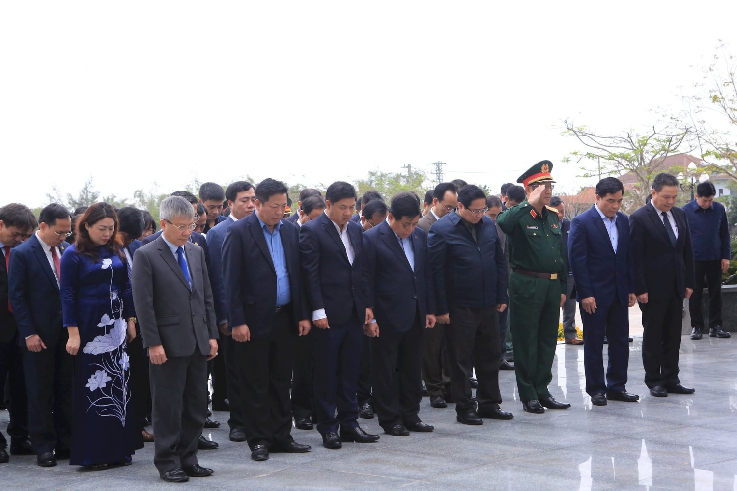 Thủ tướng Phạm Minh Chính cùng lãnh đạo các Bộ ngành và lãnh đạo tỉnh Quảng Nam dâng hương tại Tượng đài Mẹ Việt Nam anh hùng. Thủ tướng Phạm Minh Chính cùng lãnh đạo các Bộ ngành và lãnh đạo tỉnh Quảng Nam dâng hương tại Tượng đài Mẹ Việt Nam anh hùng.