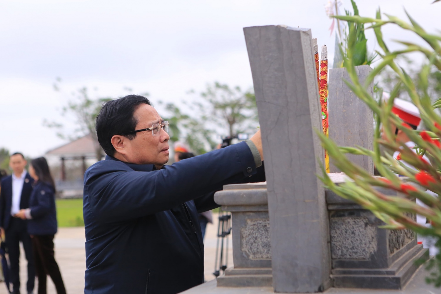 Thủ tướng Chính phủ Phạm Minh Chính dâng hương tưởng niệm, tri ân các Mẹ Việt Nam anh hùng và các anh hùng liệt sĩ. Thủ tướng Chính phủ Phạm Minh Chính dâng hương tưởng niệm, tri ân các Mẹ Việt Nam anh hùng và các anh hùng liệt sĩ.