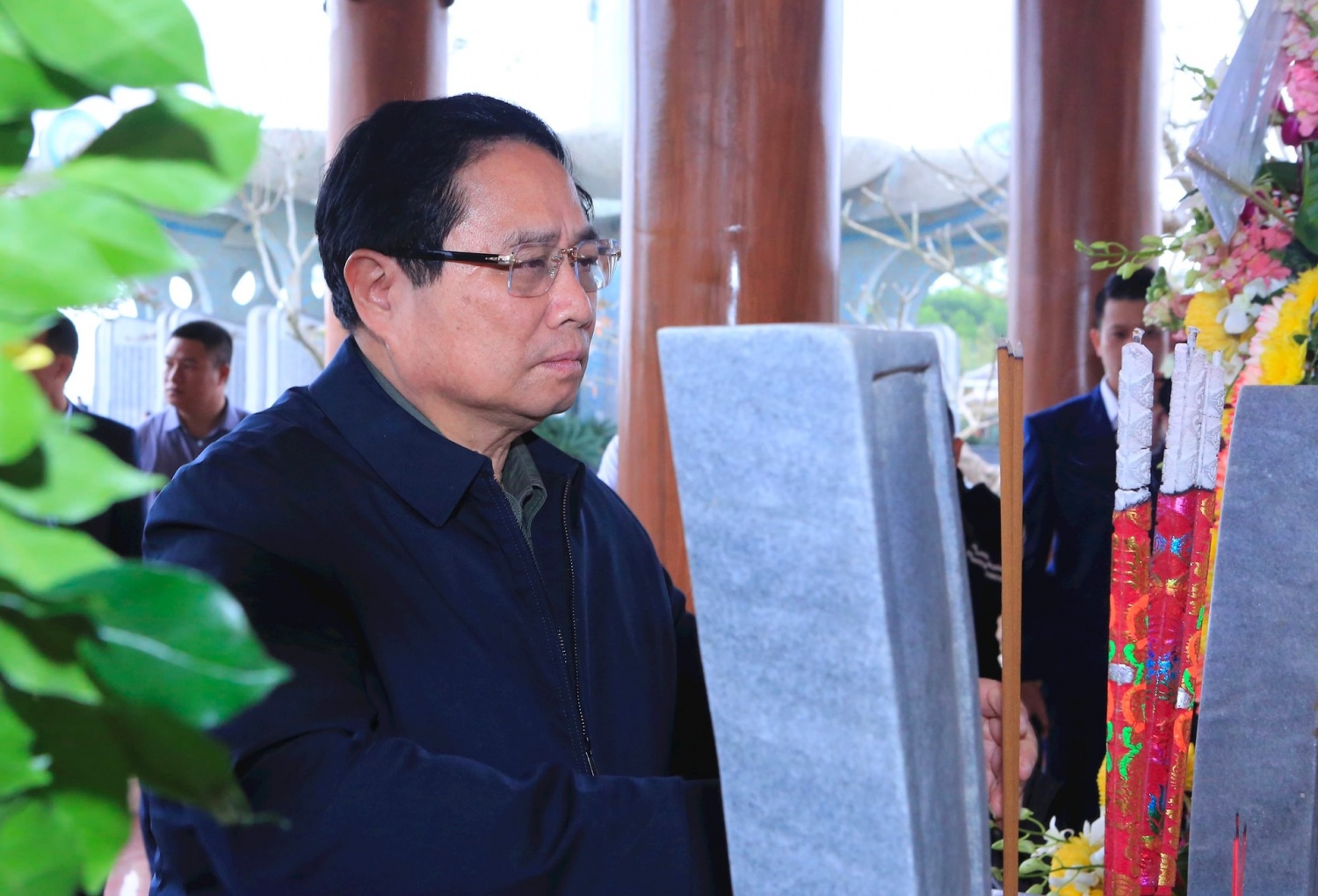Tại Nhà bia tưởng niệm các anh hùng liệt sĩ quê hương Thanh Hoá, Thủ tướng Phạm Minh Chính cũng đã dâng hương, dâng hoa tri ân, tưởng nhớ đến công lao to lớn trong sự nghiệp đấu tranh giữ nước, thống nhất đất nước. Tại Nhà bia tưởng niệm các anh hùng liệt sĩ quê hương Thanh Hoá, Thủ tướng Phạm Minh Chính cũng đã dâng hương, dâng hoa tri ân, tưởng nhớ đến công lao to lớn trong sự nghiệp đấu tranh giữ nước, thống nhất đất nước.