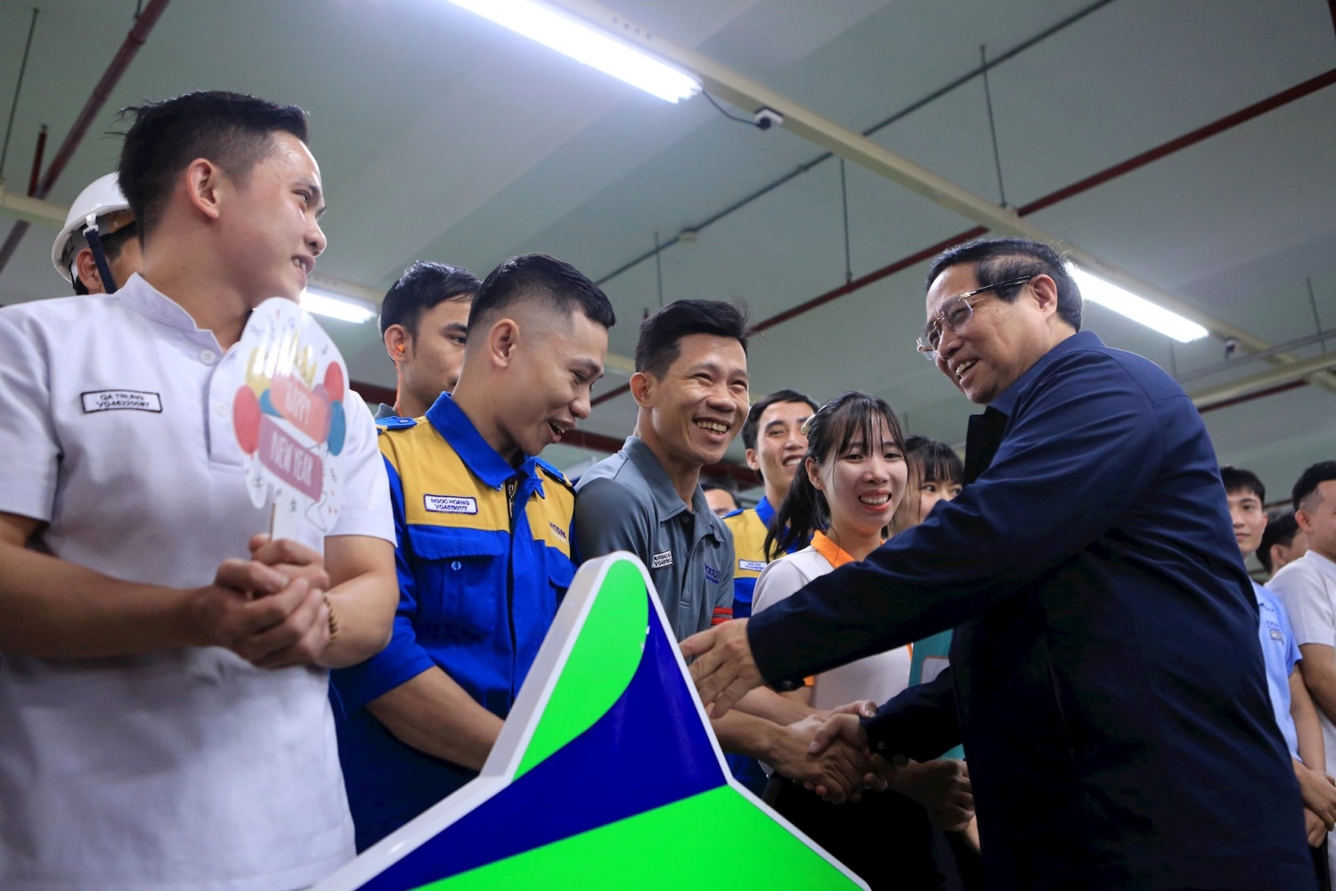 Thủ tướng Phạm Minh Chính thăm hỏi, động viên và tặng quà cho NLĐ công ty. Thủ tướng Phạm Minh Chính thăm hỏi, động viên và tặng quà cho NLĐ công ty.