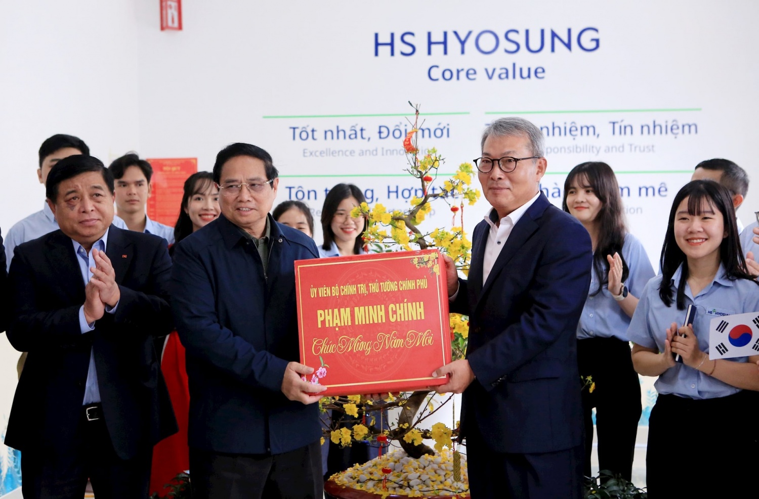 Thủ tướng Phạm Minh Chính tặng quà cho đại diện Tập đoàn Hyosung. Thủ tướng Phạm Minh Chính tặng quà cho đại diện Tập đoàn Hyosung.