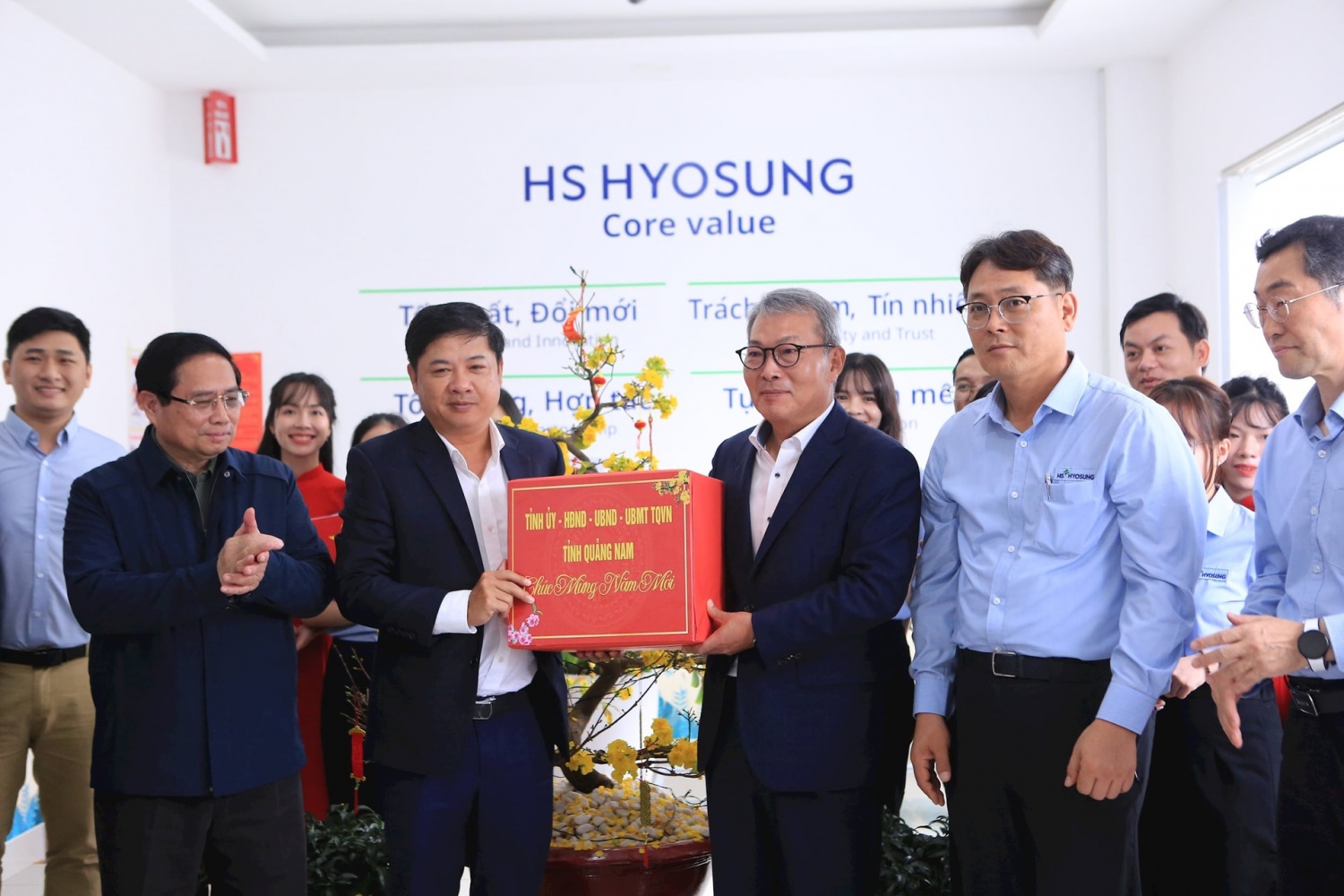 Bí thư Tỉnh ủy Lương Nguyễn Minh Triết tặng quà cho lãnh đạo Tập đoàn Hyosung. Bí thư Tỉnh ủy Lương Nguyễn Minh Triết tặng quà cho lãnh đạo Tập đoàn Hyosung.