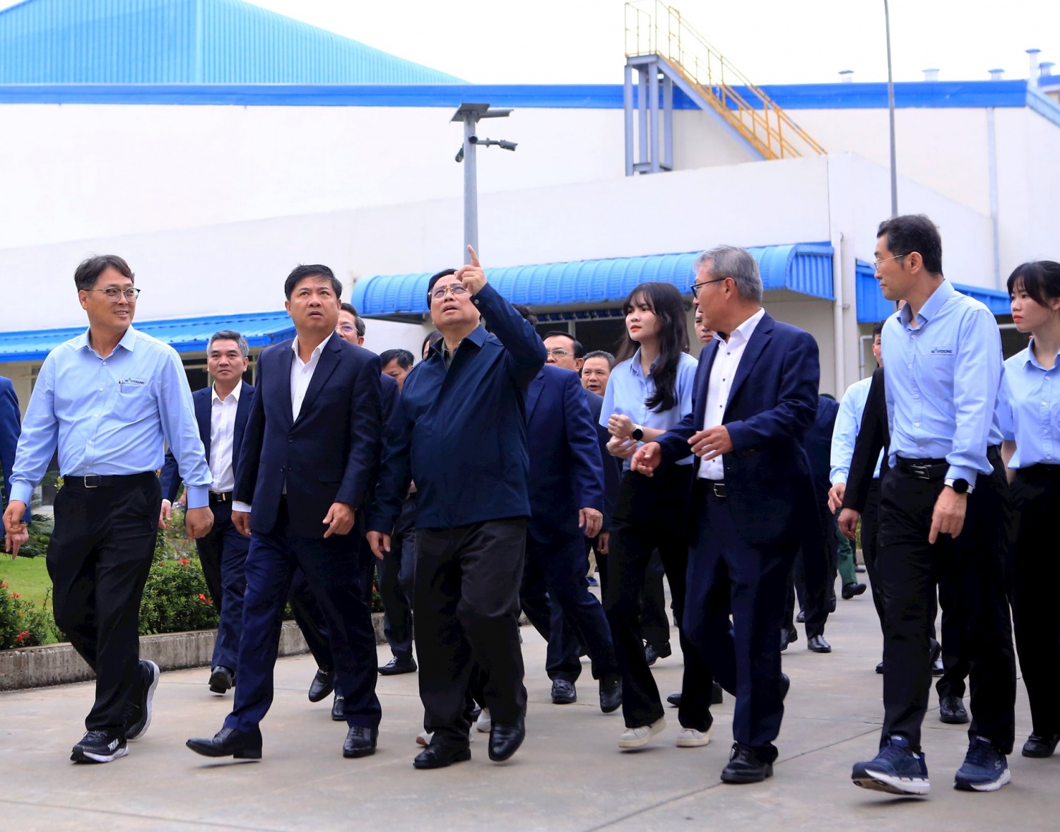 Thủ tướng Phạm Minh Chính cùng lãnh đạo tỉnh Quảng Ngãi khảo sát các khu vực làm việc tại Công ty HS Hyosung Quảng Nam. Thủ tướng Phạm Minh Chính cùng lãnh đạo tỉnh Quảng Ngãi khảo sát các khu vực làm việc tại Công ty HS Hyosung Quảng Nam.