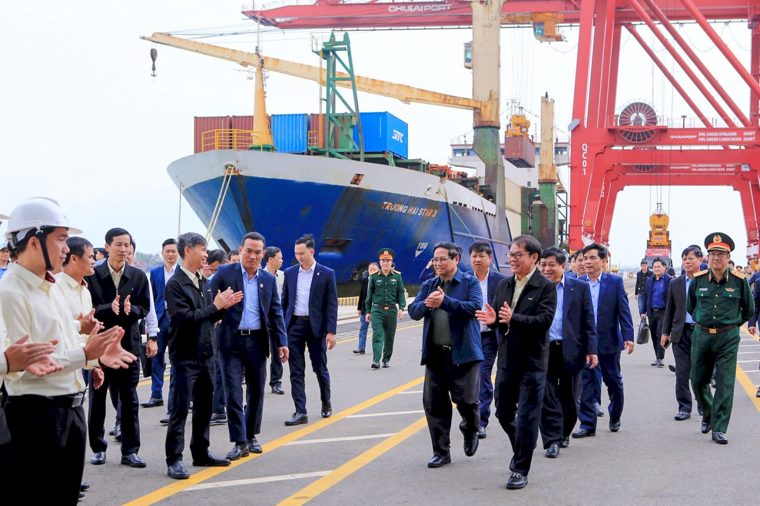Thủ tướng Phạm Minh Chính đề nghị THACO nghiên cứu và phát triển việsản xuất toa tàu đường sắt tốc độ cao