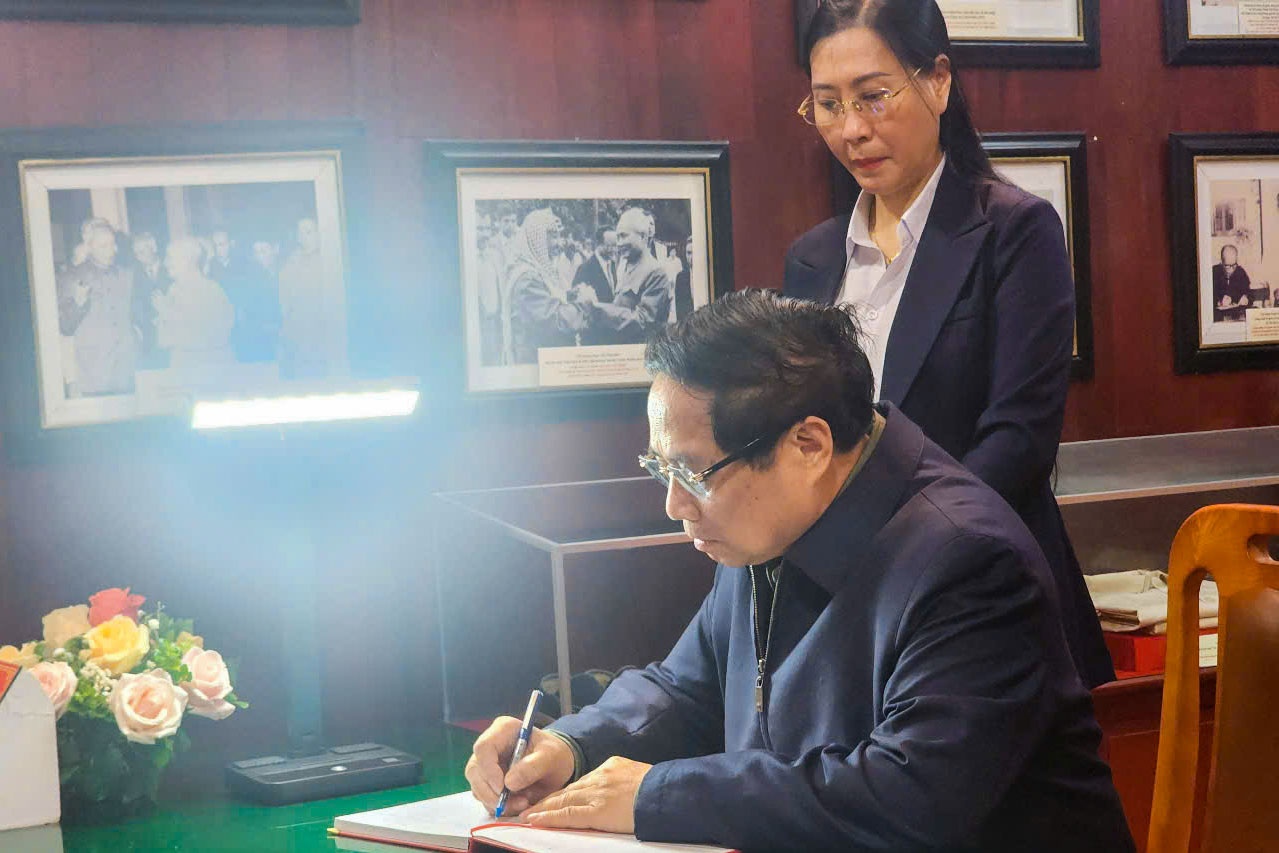 Thủ tướng Phạm Minh Chính dâng hương tưởng niệm cố Thủ tướng Phạm Văn Đồng