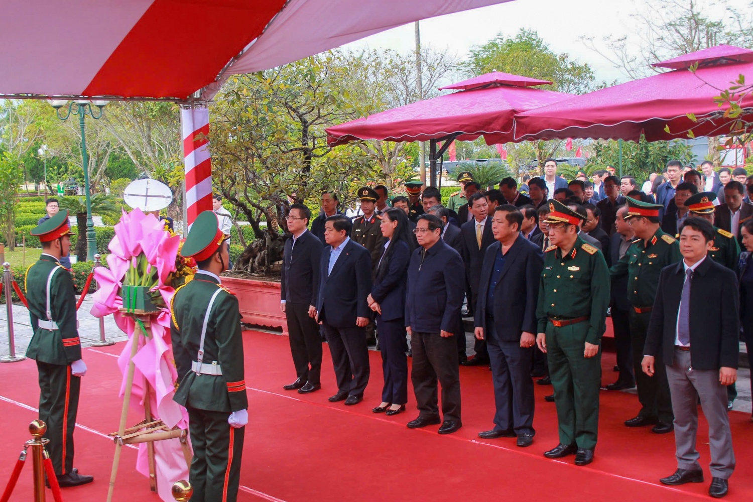 Thủ tướng Phạm Minh Chính cùng lãnh đạo các bộ ngành Trung ương dâng hương tại Khu lưu niệm Thủ tướng Phạm Văn Đồng.
