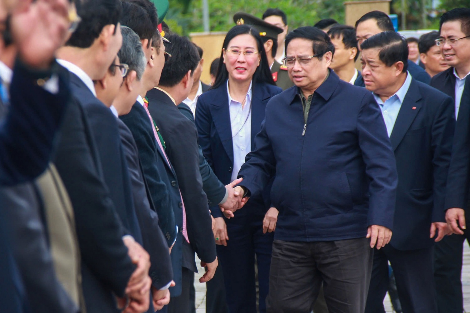 Thủ tướng Phạm Minh Chính và đoàn công tác thăm hỏi các cán bộ sở ngành tỉnh Quảng Ngãi.