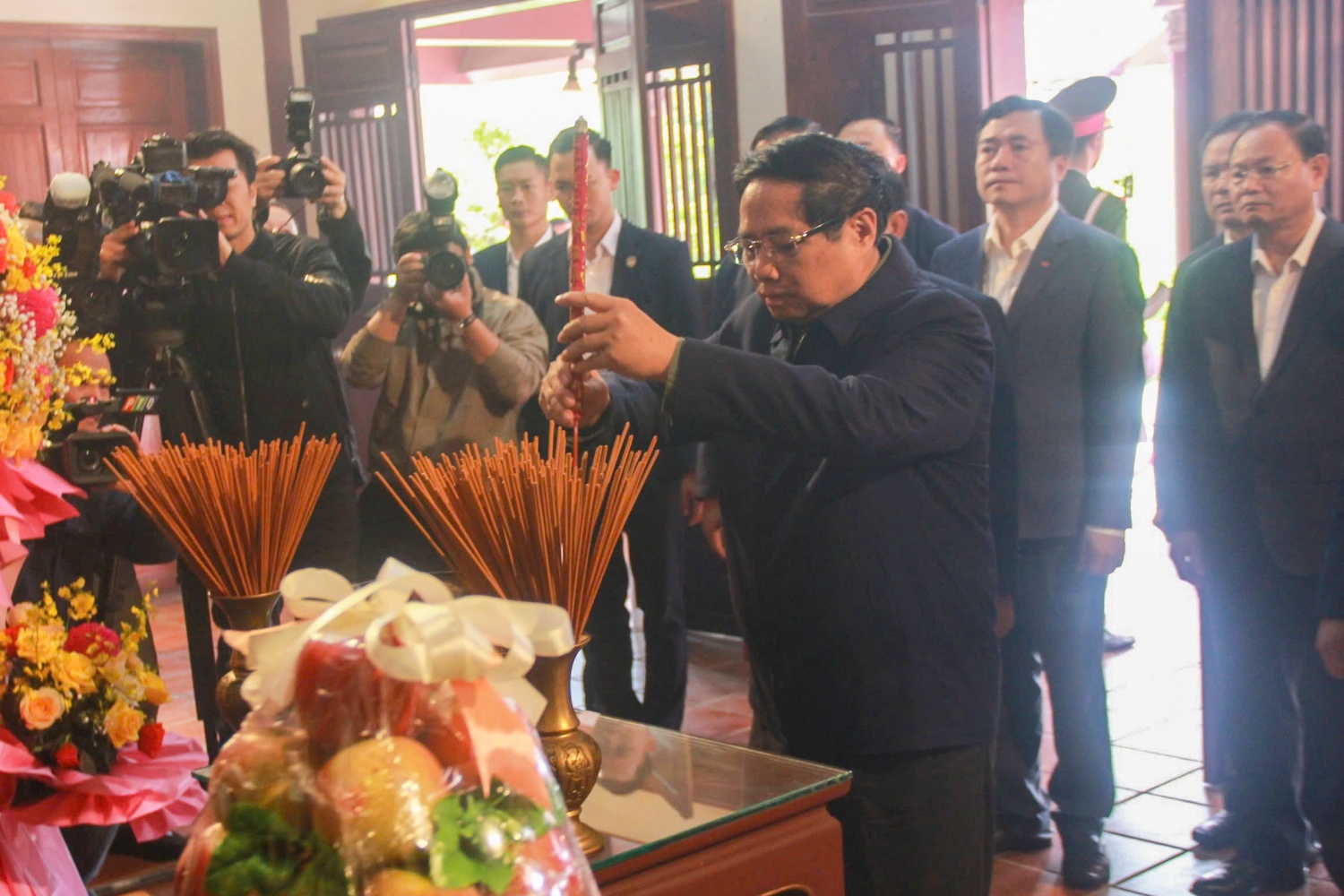 Thủ tướng Phạm Minh Chính dâng hương tưởng niệm cố Thut tướng Phạm Văn Đồng.