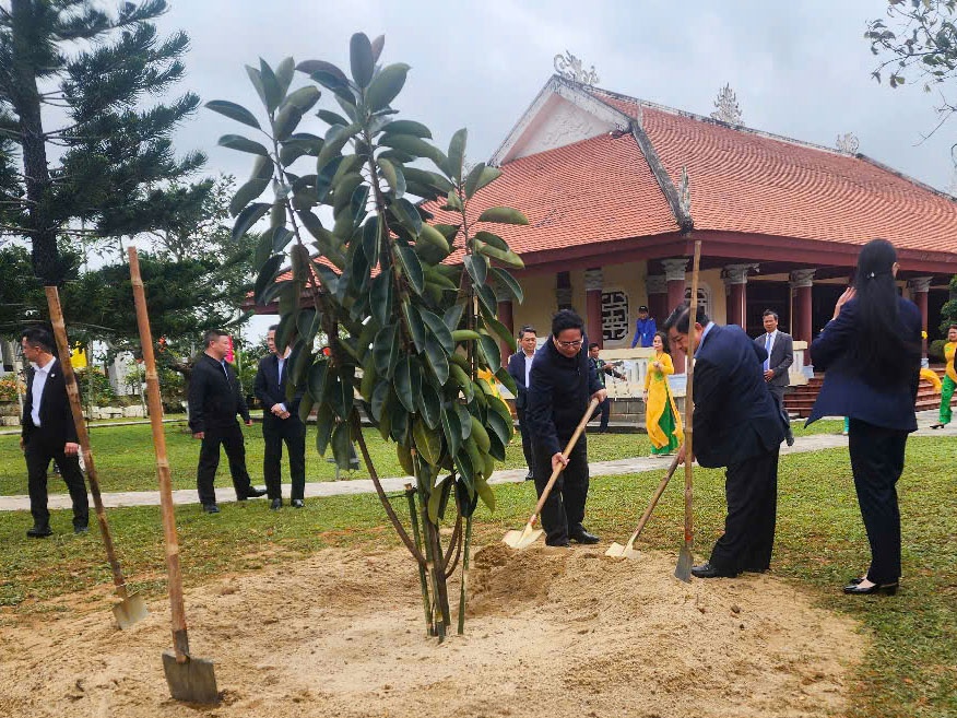 Thủ tướng Phạm Minh Chính đến Quảng Ngãi dâng hương tưởng niệm cố Thủ tướng Phạm Văn Đồng