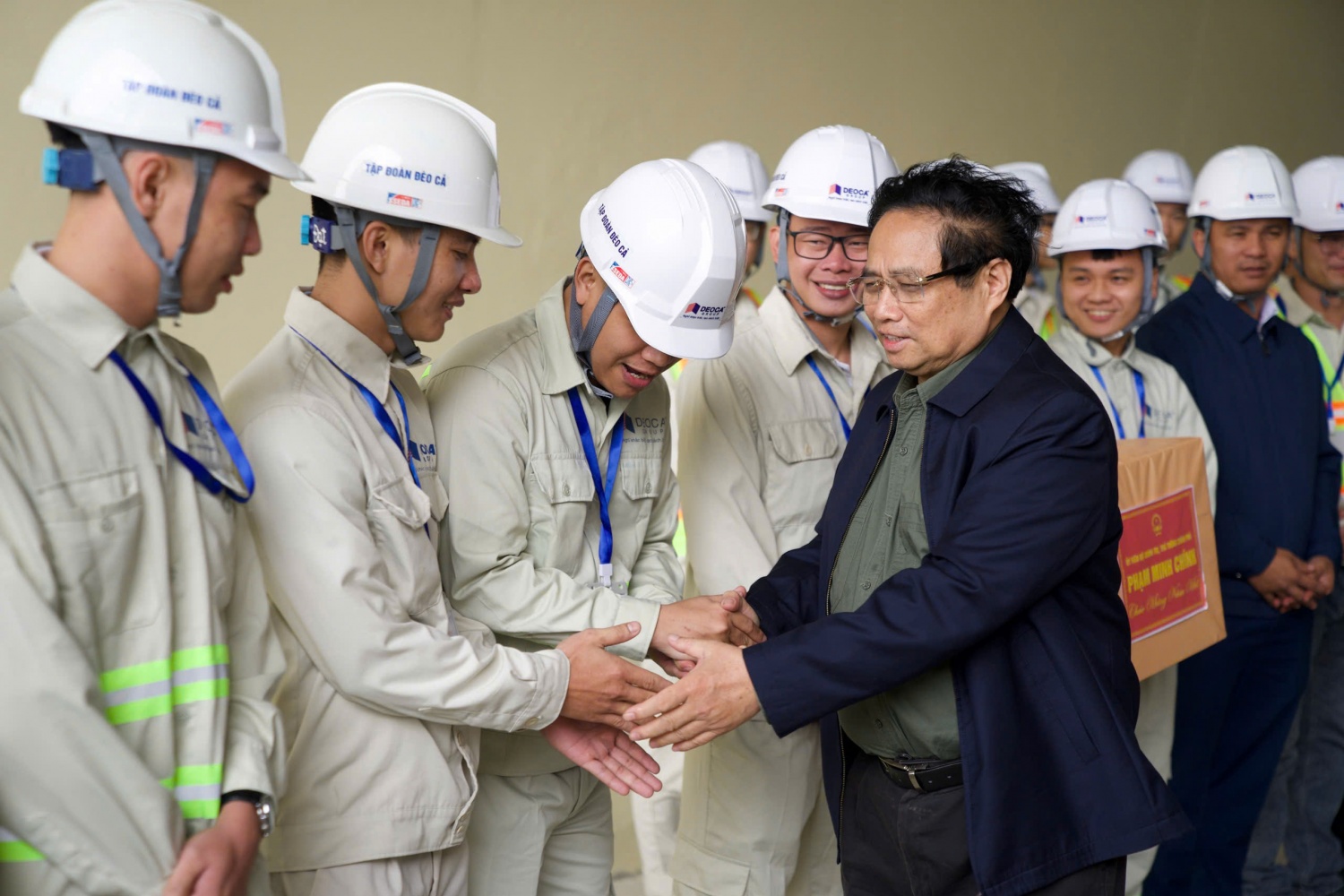 Thủ tướng Chính phủ Phạm Minh Chính thăm hỏi, động viên các kỹ sư, NLĐ làm việc tại dự án.