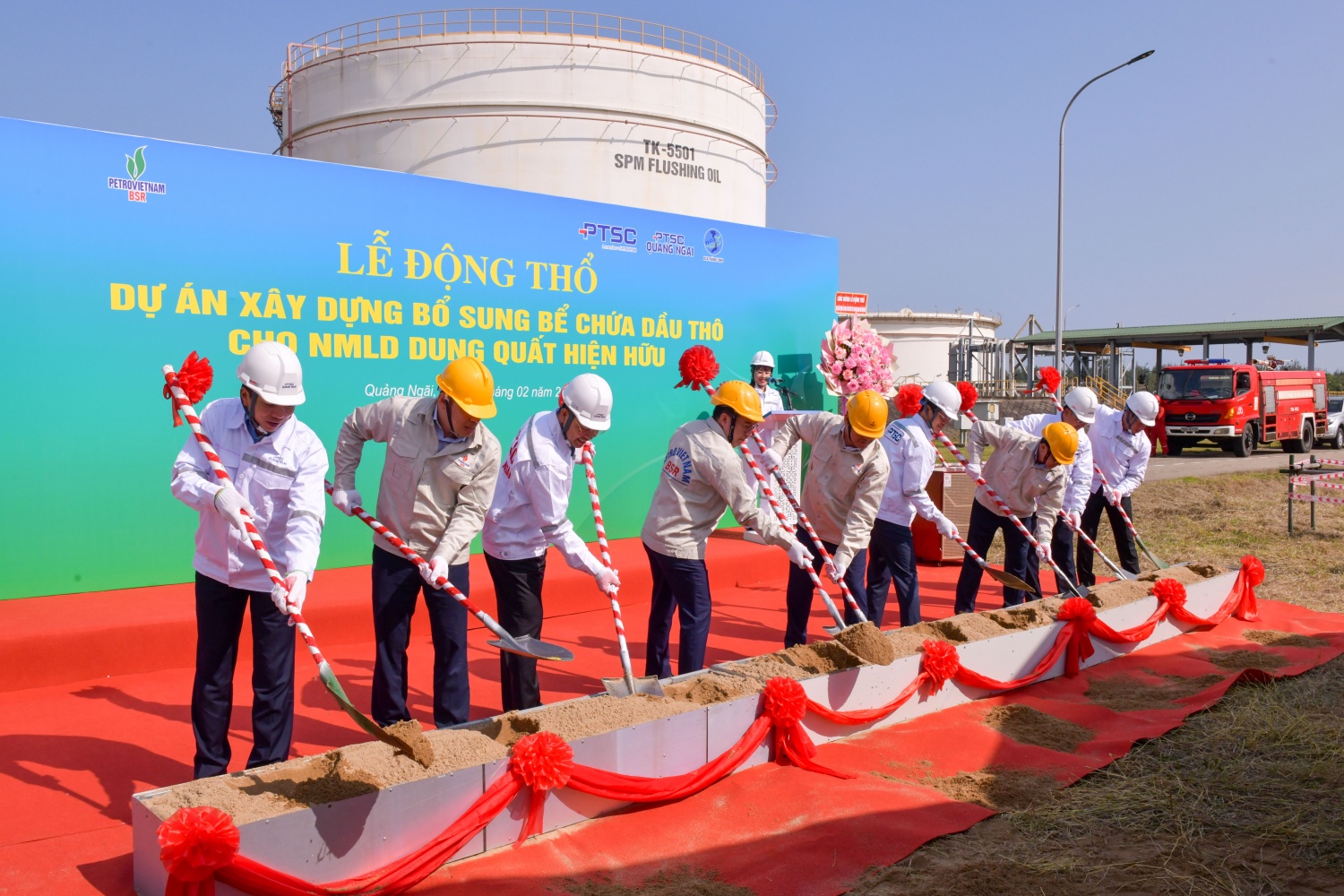 Ban lãnh đạo BSR và các nhà thầu thực hiện nghi thức động thổ xây dựng bồn chứa dầu thô mới tại NMLD Dung Quất.