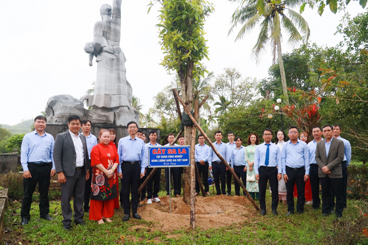 11.	Hoạt động trồng cây nhằm tạo không gian xanh, thêm bóng mát, tạo cảnh quan cho khuôn viên Khu chứng tích Sơn Mỹ.