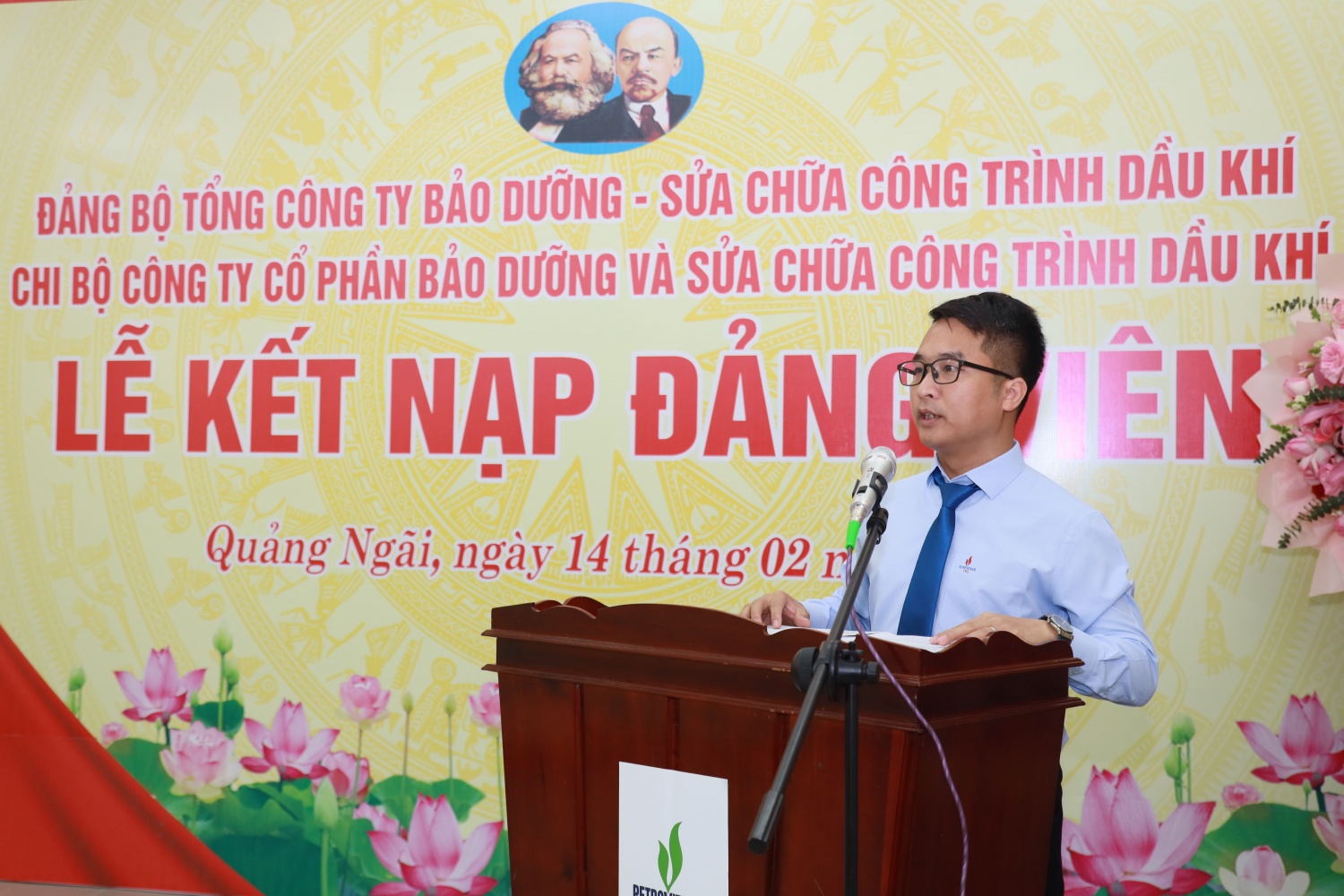 2.	Đồng chí Đỗ Mạnh Hùng – Bí thư Chi bộ, Giám đốc PMS công bố các quyết định kết nạp đảng viên.