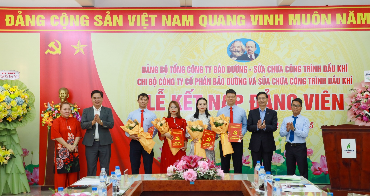 3.	Đồng chí Trần Quang Dũng – Phó Bí thư Thường trực Đảng uỷ Tập đoàn và đồng chí Nguyễn Trung Trí – Bí thư Đảng uỷ PVMR trao các quyết định kết nạp đảng viên cho 4 quần chúng ưu tú.