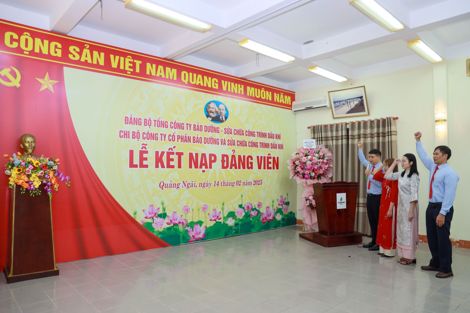 4.	4 đồng chí mới được kết nạp Đảng đọc lời tuyên thệ.