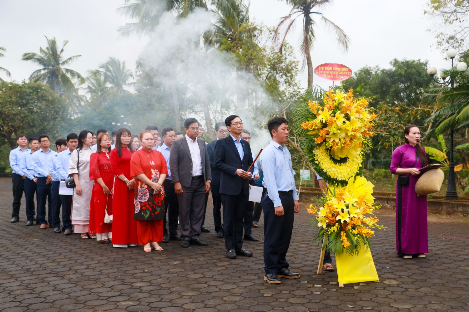 7.	Đồng chí Trần Quang Dũng – Phó Bí thư Thường trực Đảng uỷ Tập đoàn cùng các đồng chí thuộc Đảng bộ PVMR, Chi bộ PMS tổ chức dâng hương tưởng niệm đồng bào tại Khu chứng tích Sơn Mỹ.
